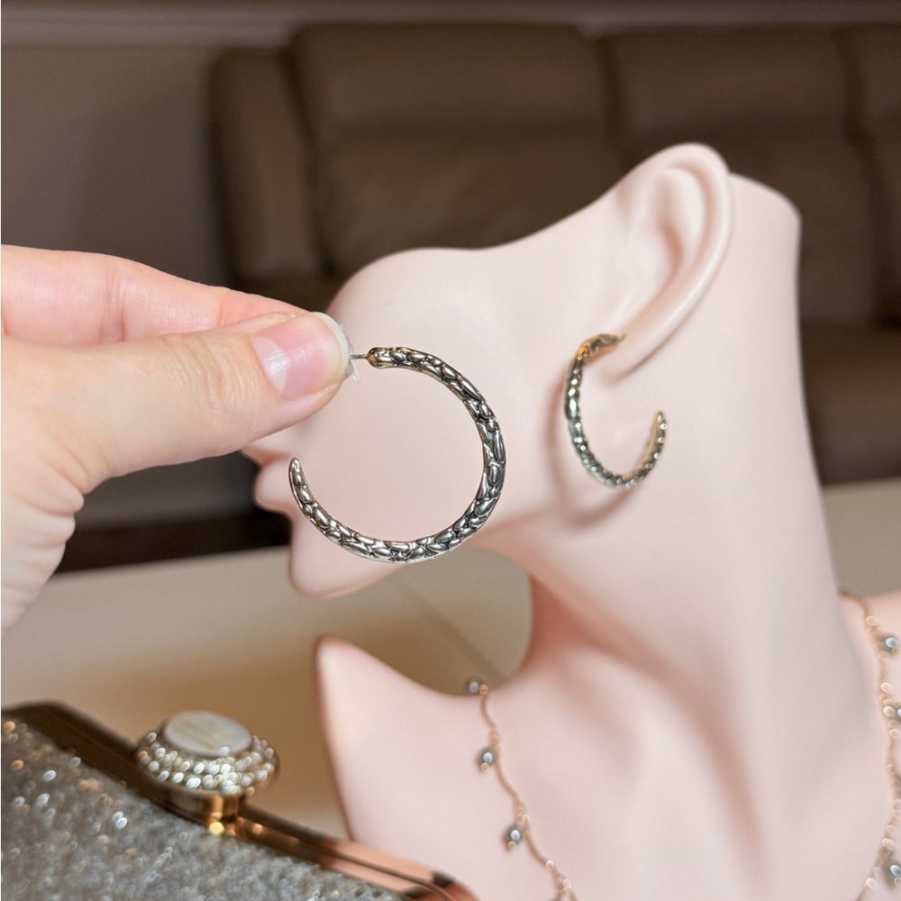 Elegant Gold Hoop Earrings - Picture 4 of 8